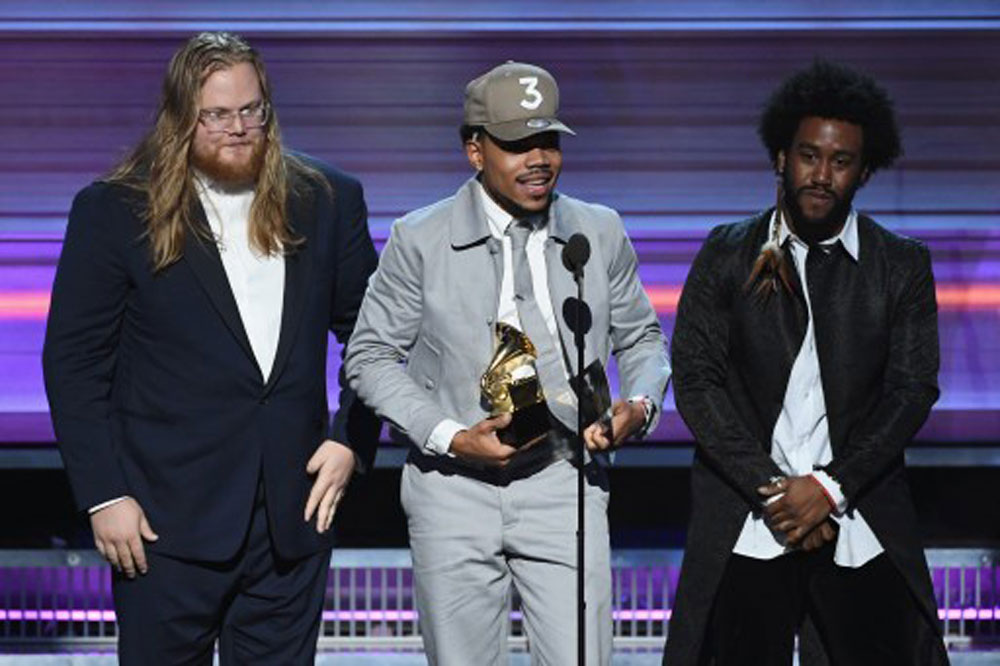 Chance the Rapper with his awards (photo c/o AFP)